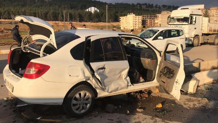 Adıyamanda iki otomobil çarpıştı: 5 yaralı