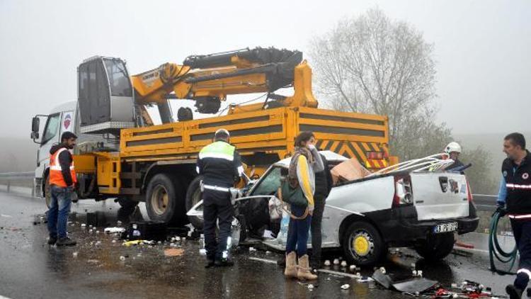 Hafif ticari araç, üzerinde vinç olan kamyona çarptı: 1 ölü, 1 yaralı