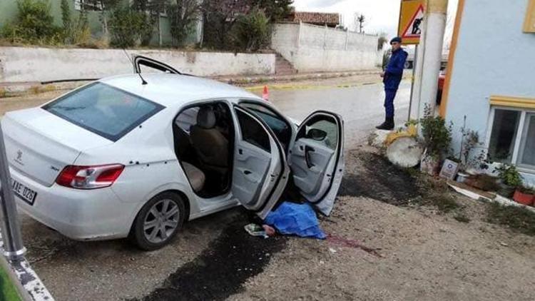 Silahlı kavganın ardından yaralanarak kaçan iki kişiden biri, eczanenin önünde öldü