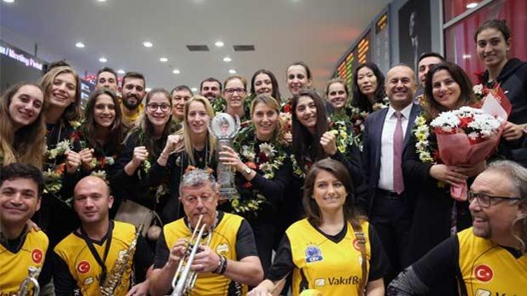 Dünya şampiyonu VakıfBank coşkuyla karşılandı