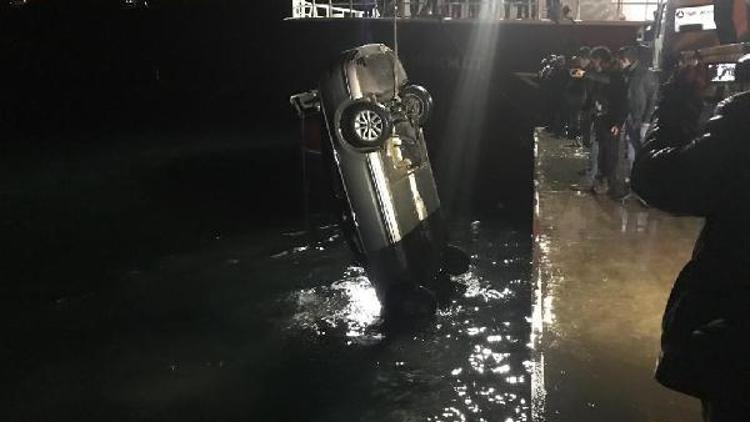 Otomobil denize düştü, 2 kişiyi balıkçılar kurtardı