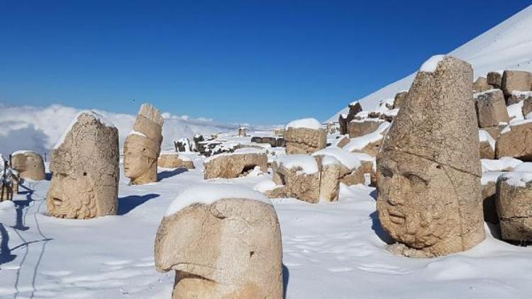 Nemrut beyaza büründü, turizm sezonu kapandı