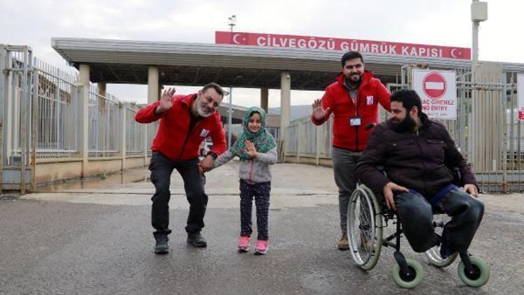 Kızılay’ın girişimiyle protezlerine kavuşan Suriyeli Maya ülkesine yürüyerek gitti