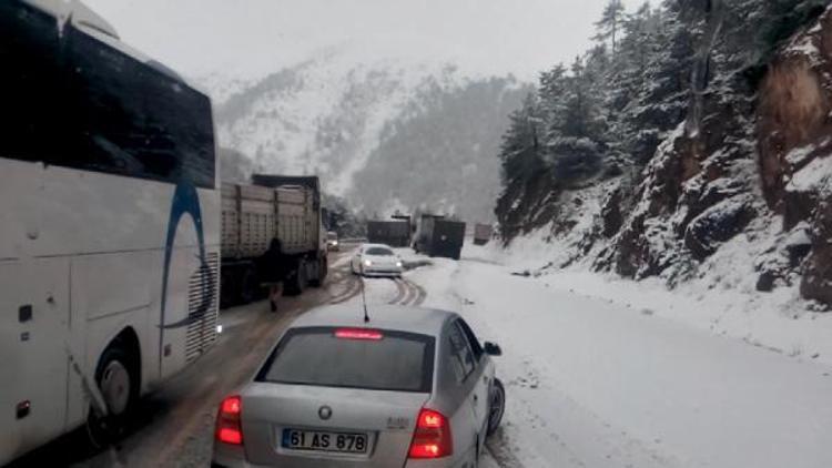 Doğu Karadenizde kar ulaşımı aksatıyor