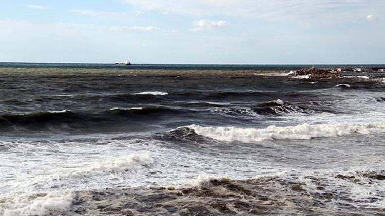 Alanya’da dev dalgalar oluştu, denizin rengi kahverengiye döndü