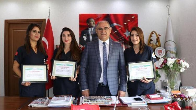 Başkan Çay üç personeli takdirname ile ödüllendirdi