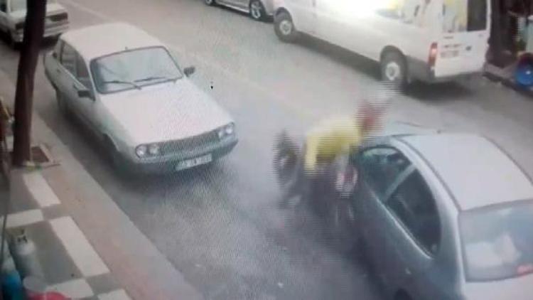 Motosikletli gencin otomobile çarpması güvenlik kamerasına yansıdı