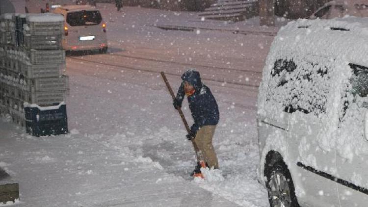 Kuraklık korkusu yaşayan Karlıovalılar, kar yağışına sevindi