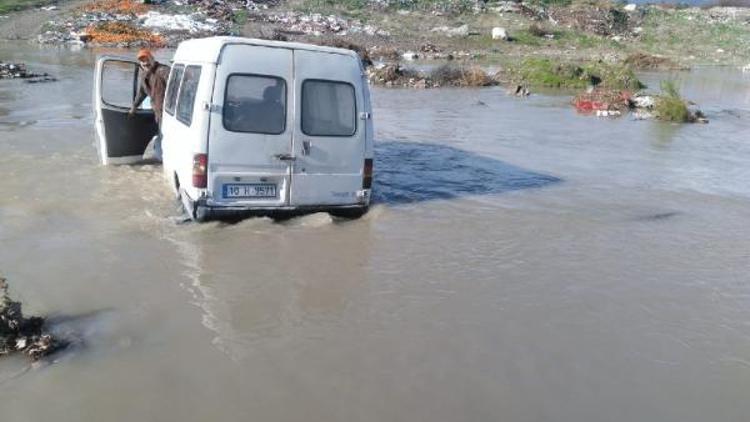 Minibüsleriyle çayda mahsur kalan çifti, itfaiye kurtardı