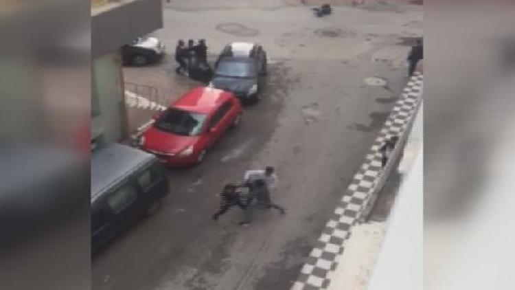 Antalyada 2 kişinin yaralandığı silahlı kavga kamerada