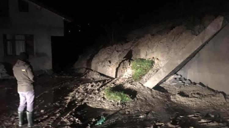 Bartında yağmur nedeniyle toprak kaydı, istinat duvarı yıkılan ev boşaltıldı