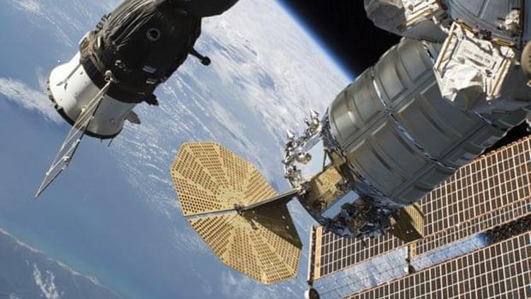 Rus kozmonotlar uzay aracındaki deliği inceleyecek