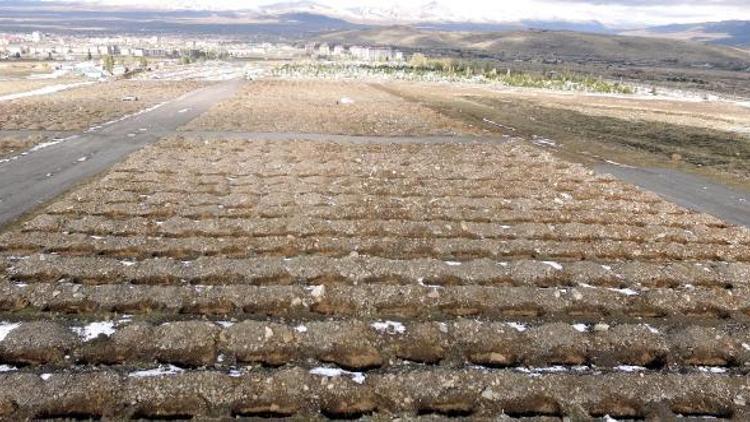 Erzurumda dondurucu soğuklar öncesi mezarlıklarda çalışma