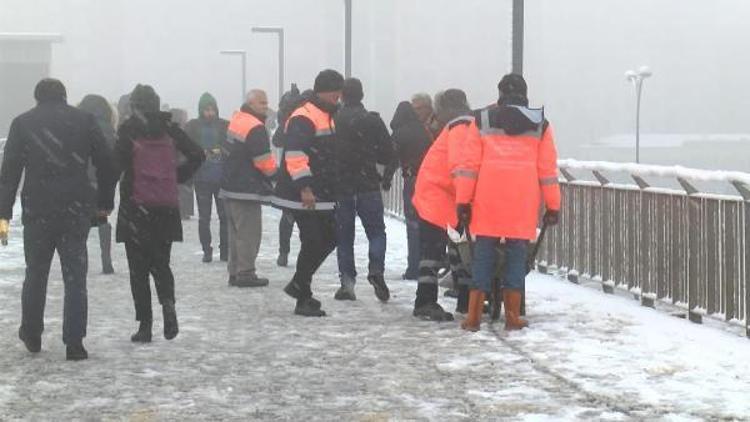 Beylikdüzünde üst geçitlerde tuzlama çalışması