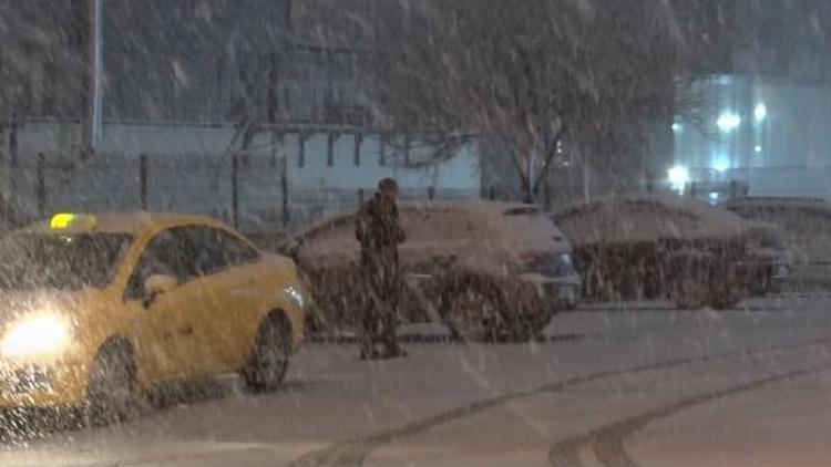 Ankarada yoğun kar, kenti beyaza bürüdü