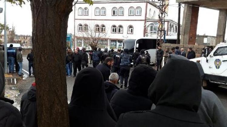 Kocaköy’de elektrik kaçağını önleyen sistemin kurulumu sırasında gerginlik