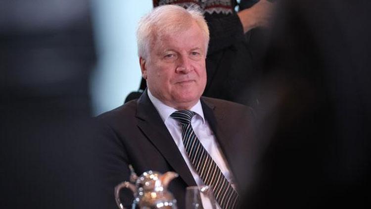 Seehofer: ‘İltica talebi reddedilenler gözaltına alınsın’