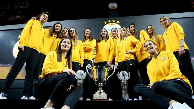 VakıfBankın şampiyonluk kupası yönetim kuruluna takdim edildi