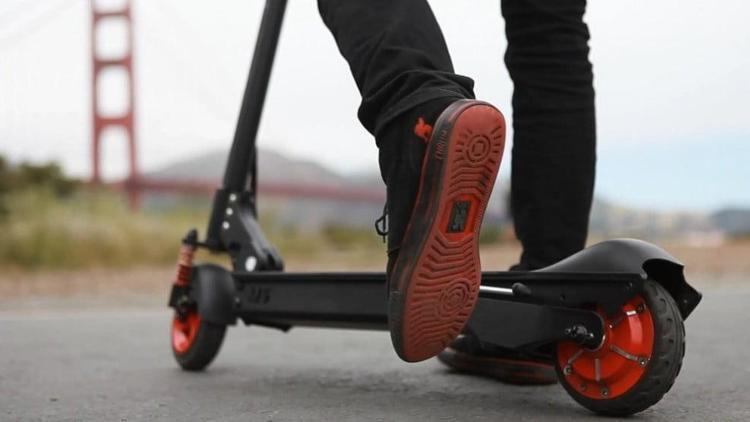 Elektrikli scooterlar: Yenilikçi bir ulaşım aracı mı, kentlerin yeni kabusu mu