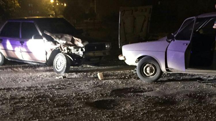 Adana’da iki otomobil çarpıştı: 1’i polis 2 yaralı