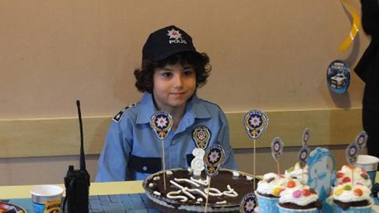 Polisten Küçük Aliye doğum günü sürprizi