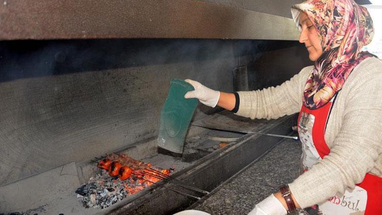 Ocak başında kebap yelleyen tek kadın