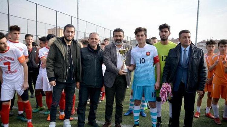 Kayserisporlu futbolcular öğrencilere kupalarını verdi