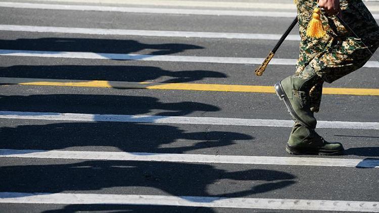 İranda emekli askerlerden maaş protestosu