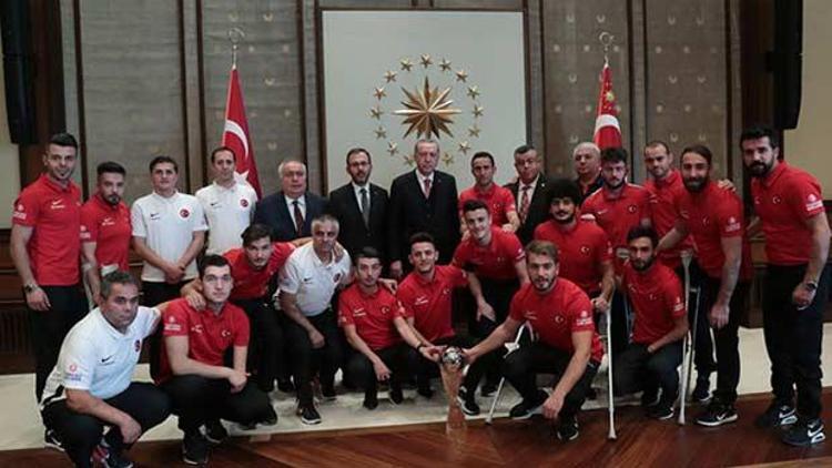 Cumhurbaşkanı Erdoğan, Ampute Milli Futbol Takımı’nı kabul etti