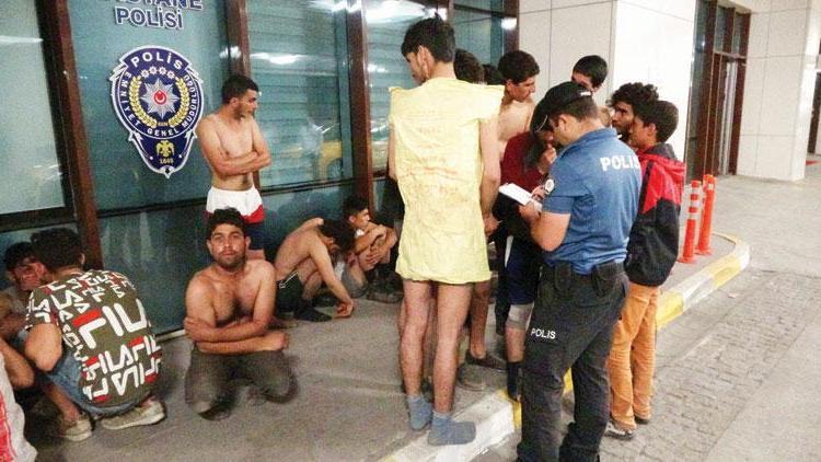 HRW Yunanistan için soruşturma istedi: Göçmenleri iç çamaşırıyla geri yolluyor