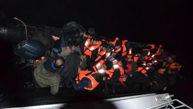 Edirnede lastik botta 30 kaçak göçmen yakalandı