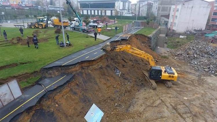 Gaziosmanpaşa’da parkın istinat duvarı çöktü