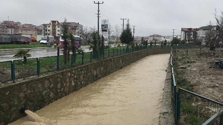 Dere yükseldi, çevresindeki 5 okul tatil edildi