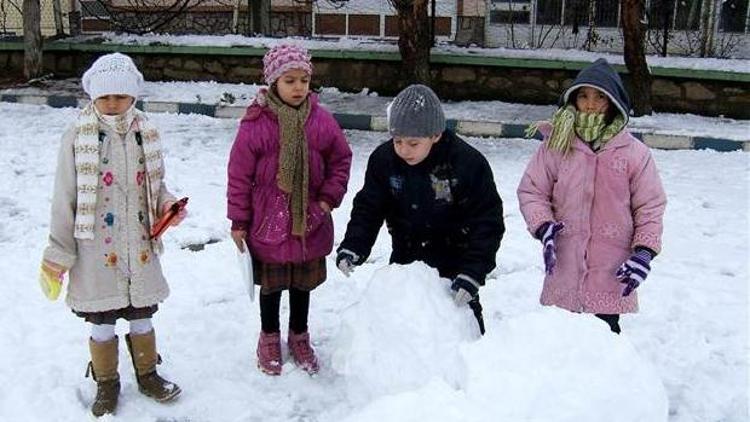 Kar yağışı öğrencilerde tatil heyecanı yarattı