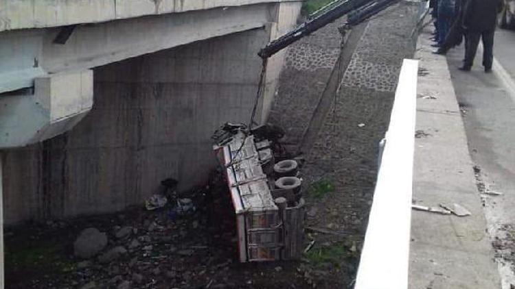 Köprüden 20 metre yuvarlanan kamyonun sürücüsü öldü