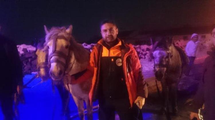 Atlarını ararken siste kaybolan 3 kişi, donmak üzereyken kurtarıldı