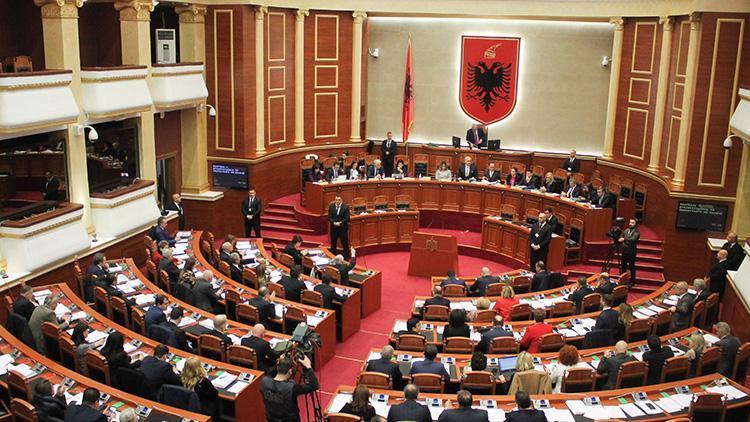 Arnavutluk meclisinde Başbakana yumurtalı saldırı