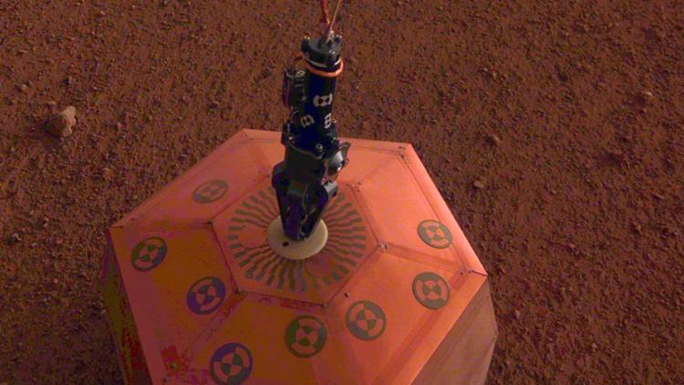 InSight, Mars yüzeyine depremölçer indirdi