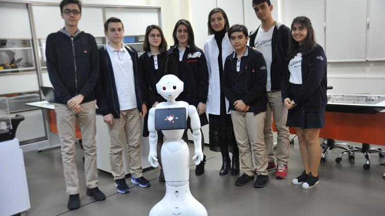 Liseliler robotla kodlama öğreniyor