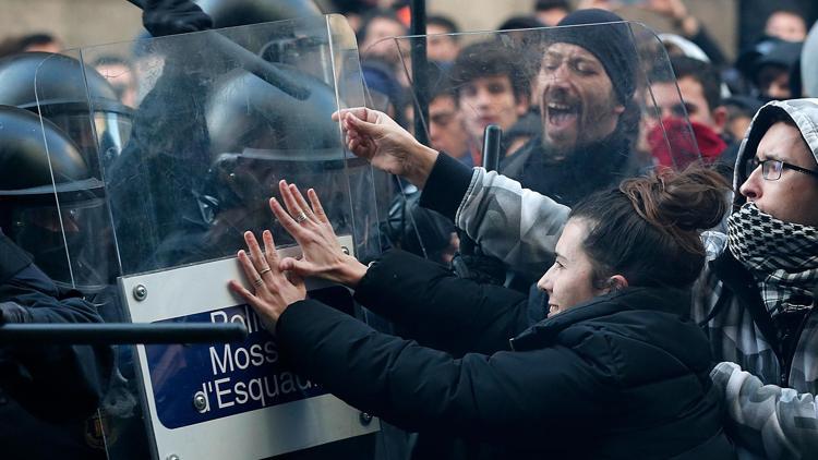 Son dakika: İspanya karşıtı gösteriler Barselonada hayatı felce uğrattı