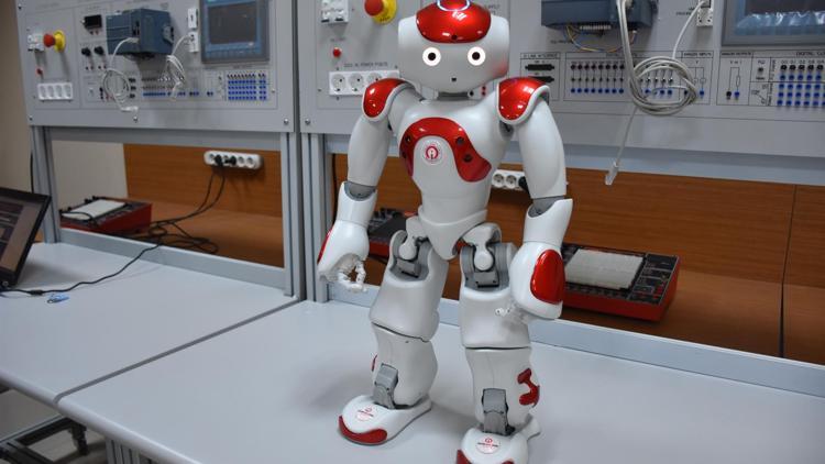Üniversiteliler yabancı dili robotla öğrenecek