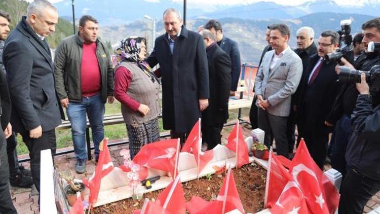 Bakan Gül, şehit Eren Bülbül’ün mezarını ziyaret etti