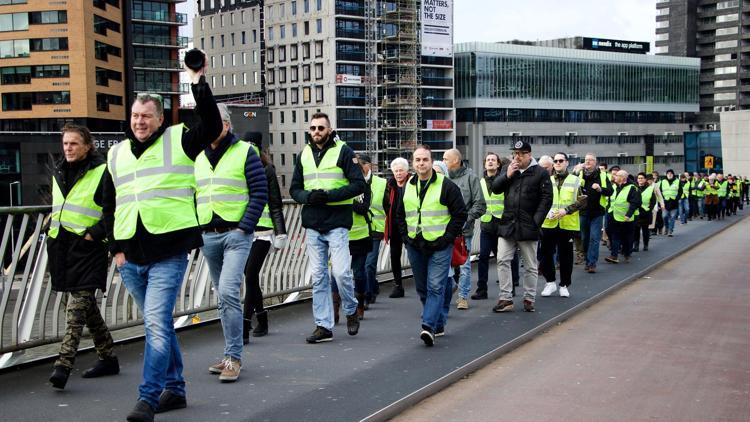 Hollandada sarı yelekliler hükümeti protesto etti