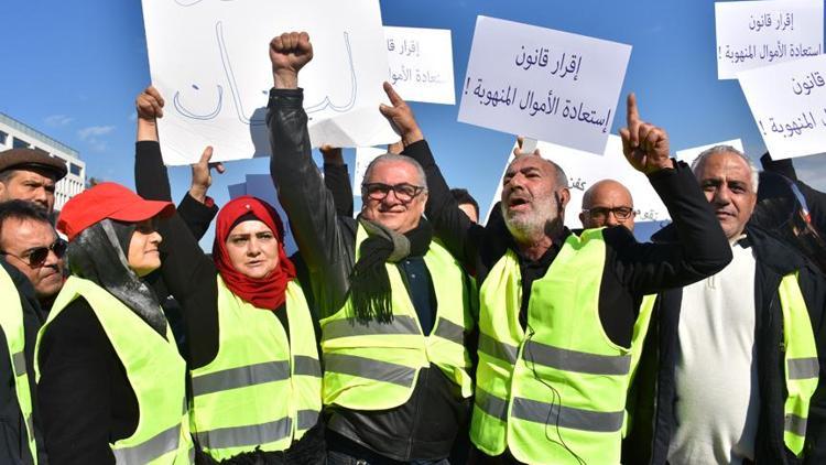 Lübnanda sarı yelekliler protesto düzenledi