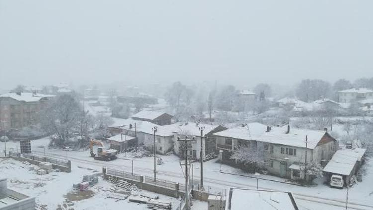 Büyükorhan’da yoğun kar yağışı etkili oluyor