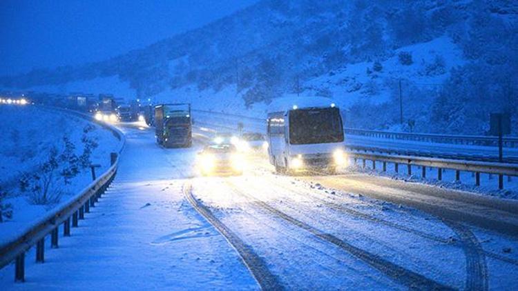 Kar etkisini gösterdi... Yollarda son durum