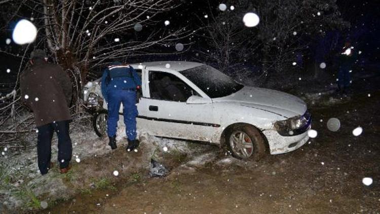 Kastamonuda otomobil ağaca çarptı: 1 ölü, 2 yaralı