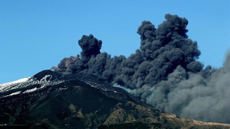 Etna Yanardağı çevresinde 4.8 büyüklüğünde deprem: 2 yaralı