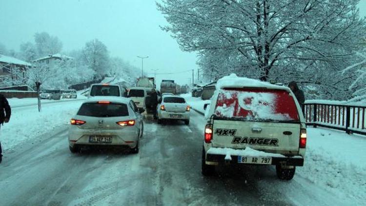 Düzce-Zonguldak yolunda ulaşım durdu, araçlar traktörle çekildi