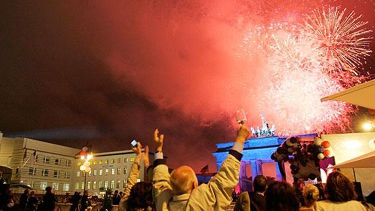 Yüzbinler, 2019’a Brandenburg Kapısı’nda ‘merhaba’ diyecek